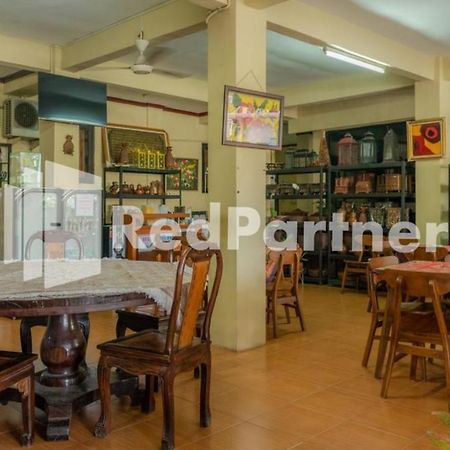 Vandhela Homestay Syariah Mitra Reddoorz Surabaya Buitenkant foto