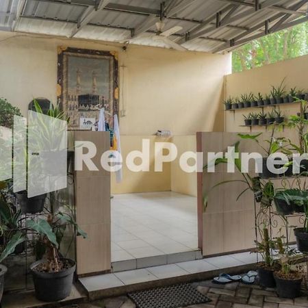 Vandhela Homestay Syariah Mitra Reddoorz Surabaya Buitenkant foto