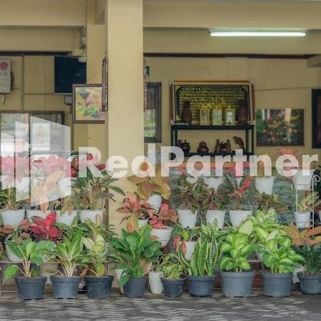 Vandhela Homestay Syariah Mitra Reddoorz Surabaya Buitenkant foto
