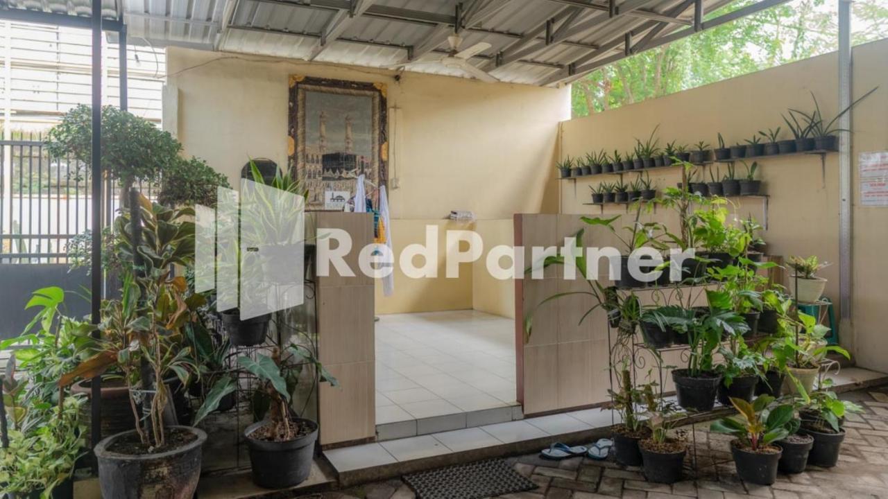 Vandhela Homestay Syariah Mitra Reddoorz Surabaya Buitenkant foto