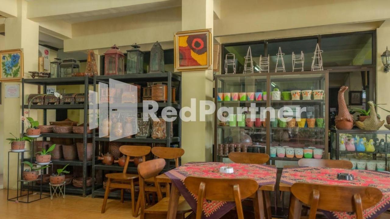 Vandhela Homestay Syariah Mitra Reddoorz Surabaya Buitenkant foto