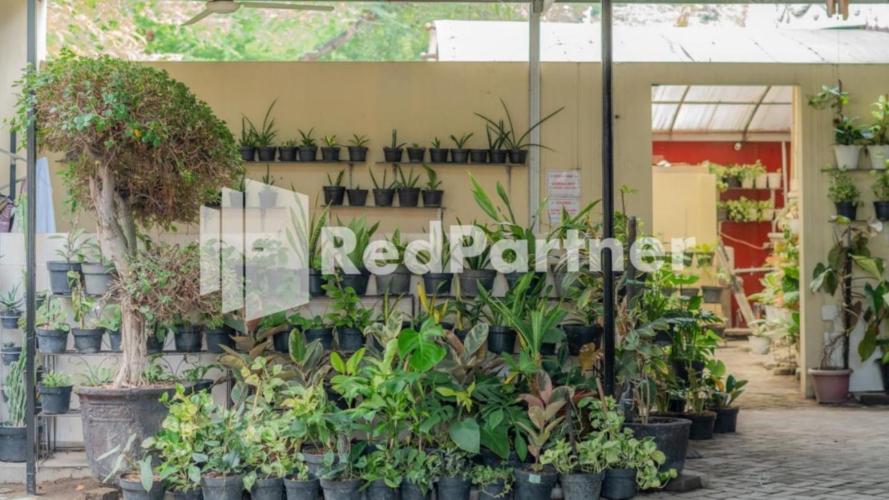Vandhela Homestay Syariah Mitra Reddoorz Surabaya Buitenkant foto