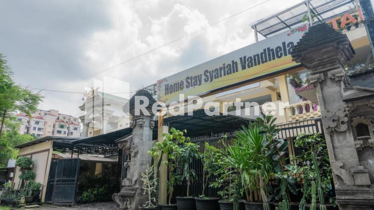 Vandhela Homestay Syariah Mitra Reddoorz Surabaya Buitenkant foto