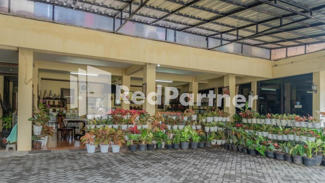 Vandhela Homestay Syariah Mitra Reddoorz Surabaya Buitenkant foto